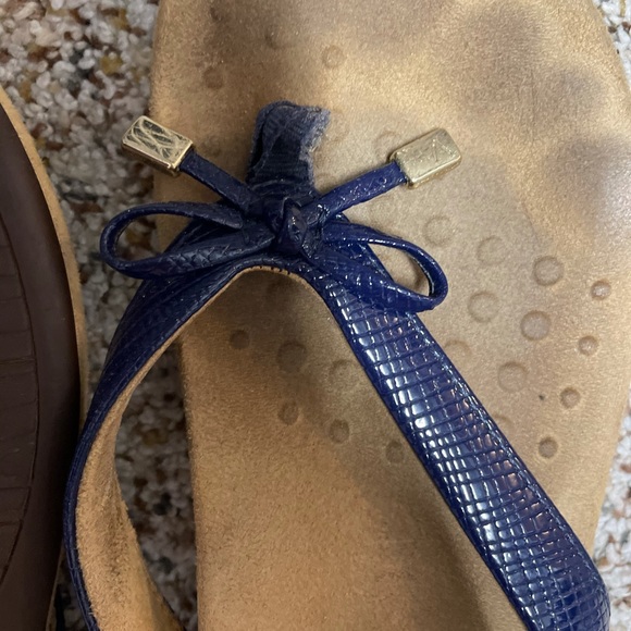 Vionic Flip flops - Picture 3 of 3